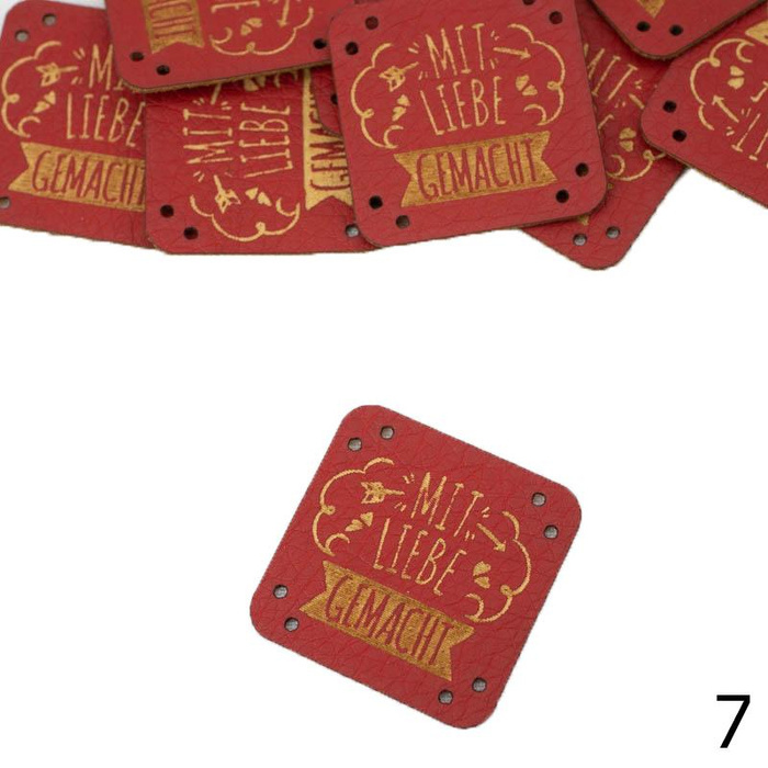 Metka ''MIT LIEBE GEMACHT'' 3x3cm – červená