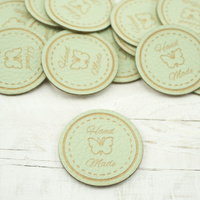 Cedulka Hand made - motýl průměr 3 cm - máta