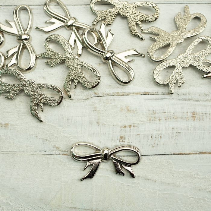 Kovový přívěsek mašle - stříbrná