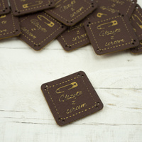 Uszyte z sercem label - pin 2,5x2,5 cm - brown