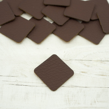 Pads under the eyelets Leatherette label small square - brown
