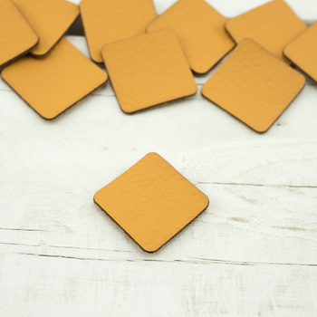 Pads under the eyelets Leatherette label small square - honey