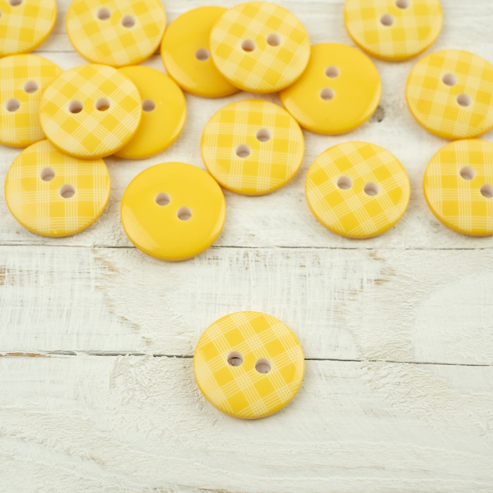 Plastic button with check middle - yellow