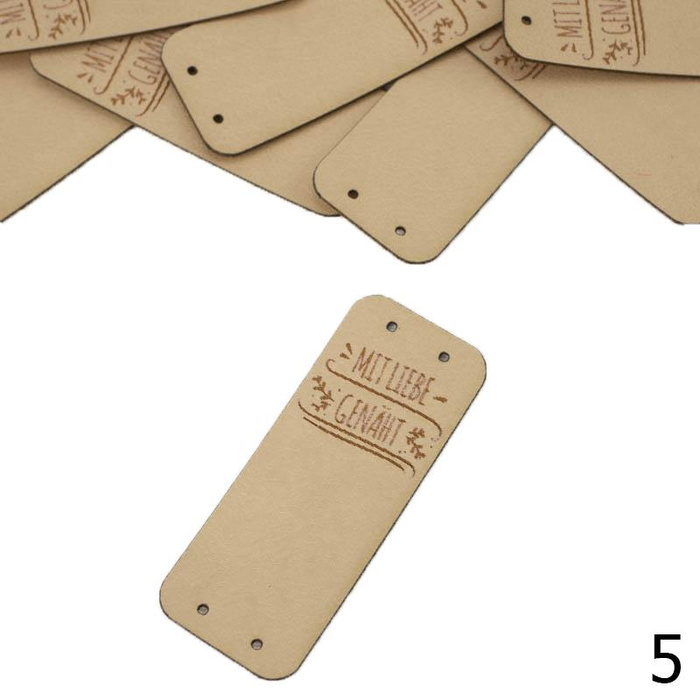 Metka boczna „MIT LIEBE GENÄHT” 2x5 cm - kolory do wyboru 