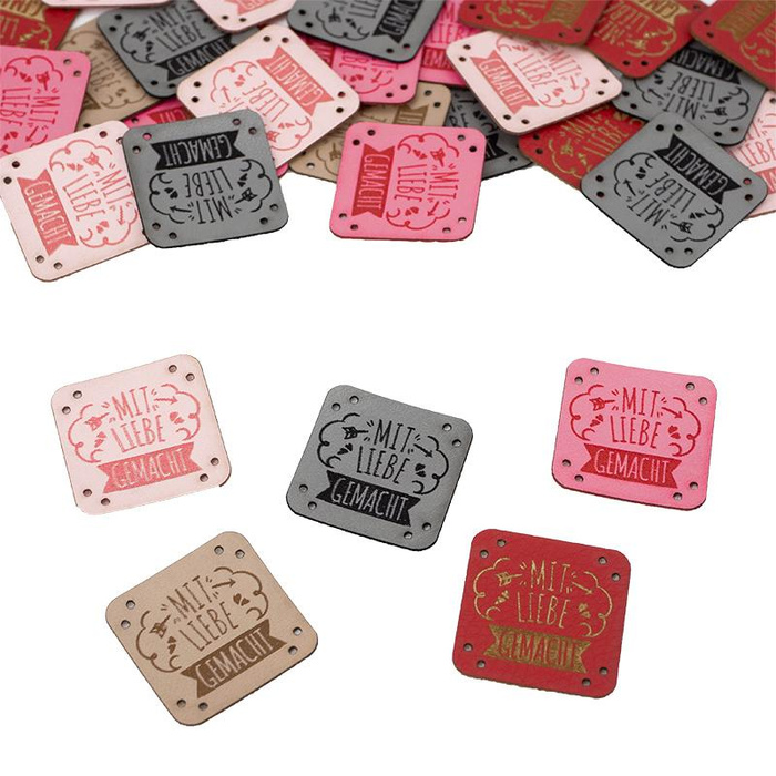 Metka ''MIT LIEBE GEMACHT'' 3x3cm – červená