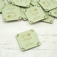 Cedulka Uszyte z sercem - spínací špendlík 2,5x2,5 cm - máta