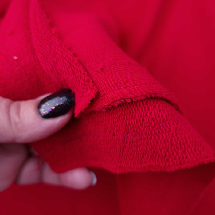 <p><strong>Cotton sweatshirt fabric</strong> with a weight of 290g is a material for those who want to create clothes with a stiff, stable grip that keeps its shape well. The fabric is very fleshy and thick to the touch and has virtually no stretch. It is