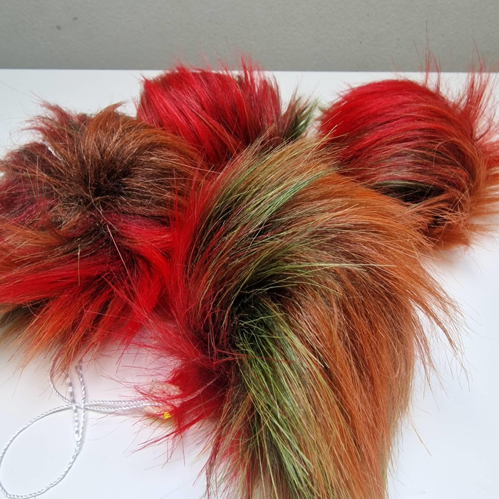 <p><span style="color: #4b4f56;"><span><span>The pompom is made of ecological fur. Soft, delicate and fluffy. The cord makes it easier to fasten the pompon.</span></span></span></p>
<ul>
<li><strong>Colour</strong>:&nbsp;MULTICOLOR 2</li>
<li><strong>Diam