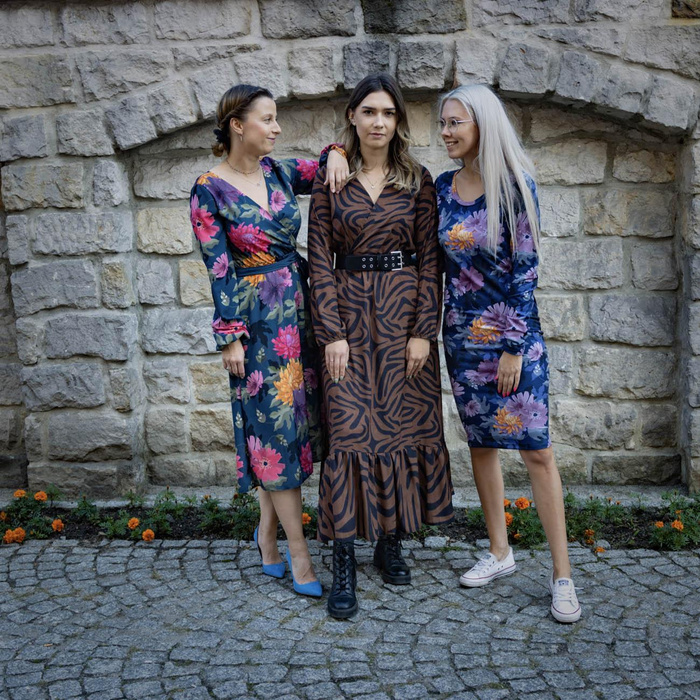 SUKIENKA KOPERTOWA Z FALBANKĄ (ABELLA) - LIŚCIE PALMY wz. 4 / czarny - zestaw do uszycia M