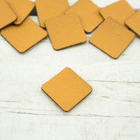Pads under the eyelets Leatherette label small square - honey