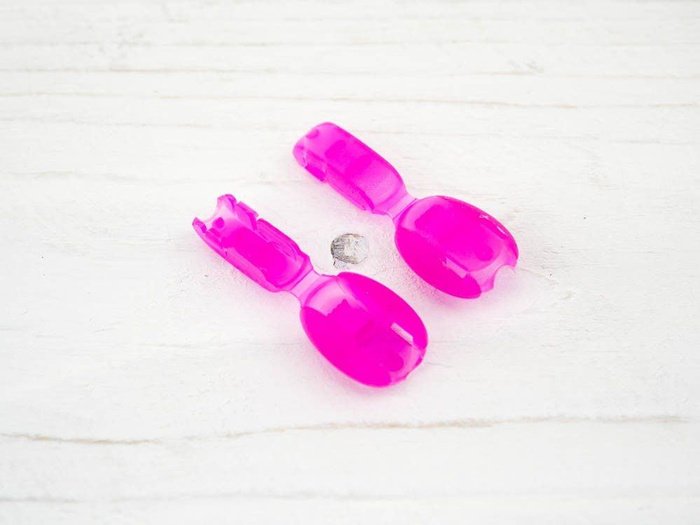 Koncovka provázku zapínána 18,5mm - fuchsie transparentní