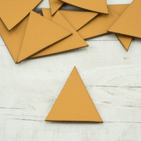 Leatherette label big triangle - honey