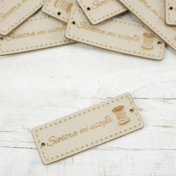 Cedulka Siostra mi uszyła - cívka 1,5x4 cm - vanilková