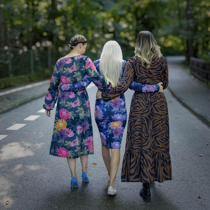 SUKIENKA KOPERTOWA Z FALBANKĄ (ABELLA) - FLOWERS WZ.51 - zestaw do uszycia 