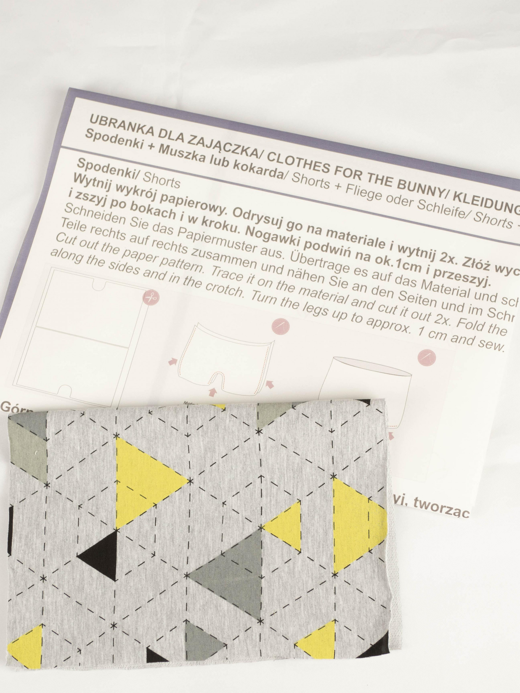 SPODENKI + MUSZKA DLA ZAJĄCZKA - TRÓJKATY GEOMETRYCZNE ŻÓŁTY 2 / M-01 melanż jasnoszary - zestaw do uszycia 