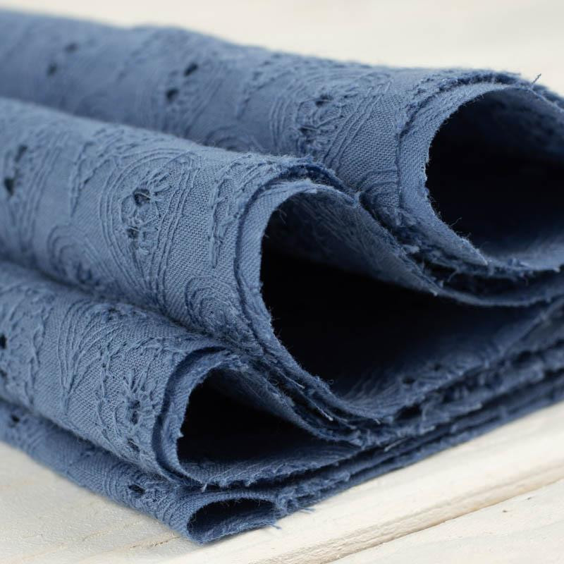 KROPELKI / Niebieski pudrowy - Haftowana tkanina bawełniana