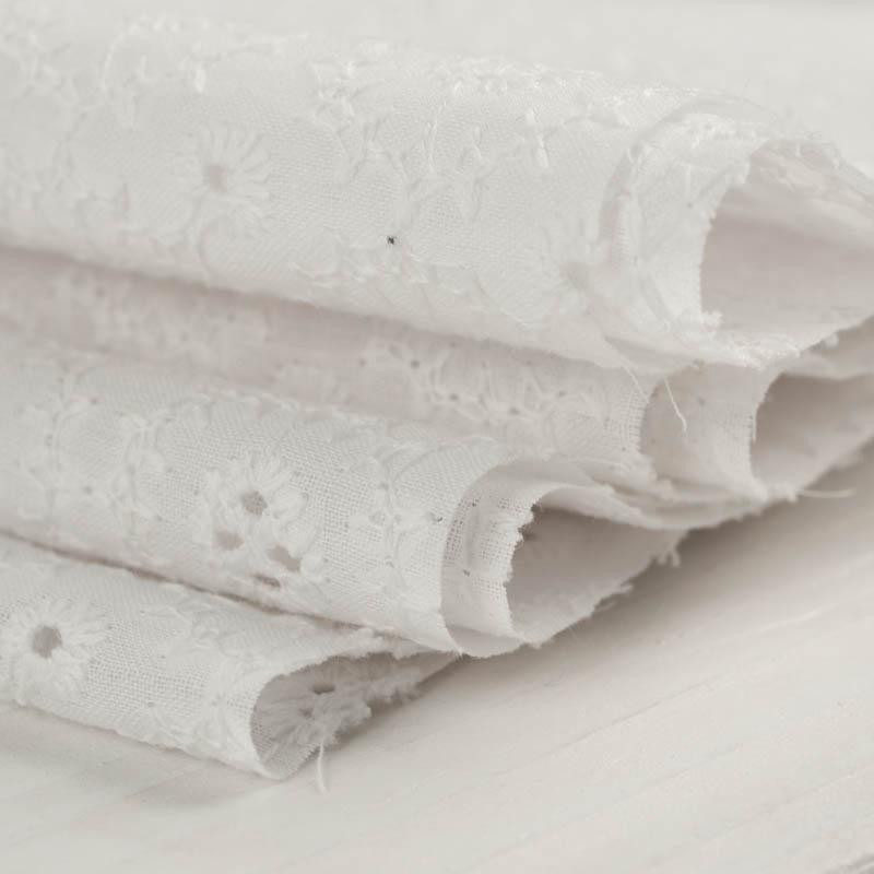 KWIATUSZKI / biały - Haftowana tkanina bawełniana