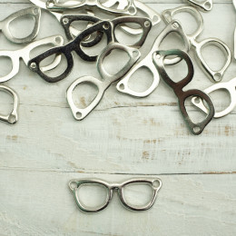Zawieszka metalowa okulary - srebrna