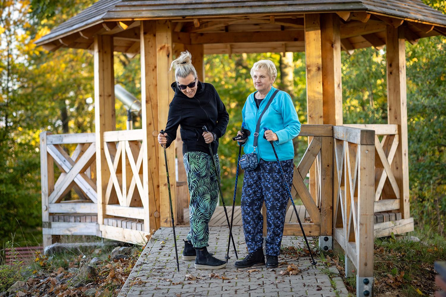 JOGGERY DAMSKIE (NOEMI) - KWIATY / złoty kontur wz. 1 / AKWARELOWY MARMUR - zestaw do uszycia