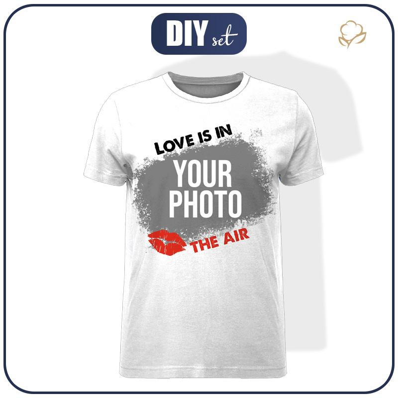 MĘSKI T-SHIRT - LOVE IS IN THE AIR - Z WŁASNYM ZDJĘCIEM - ZESTAW DO USZYCIA