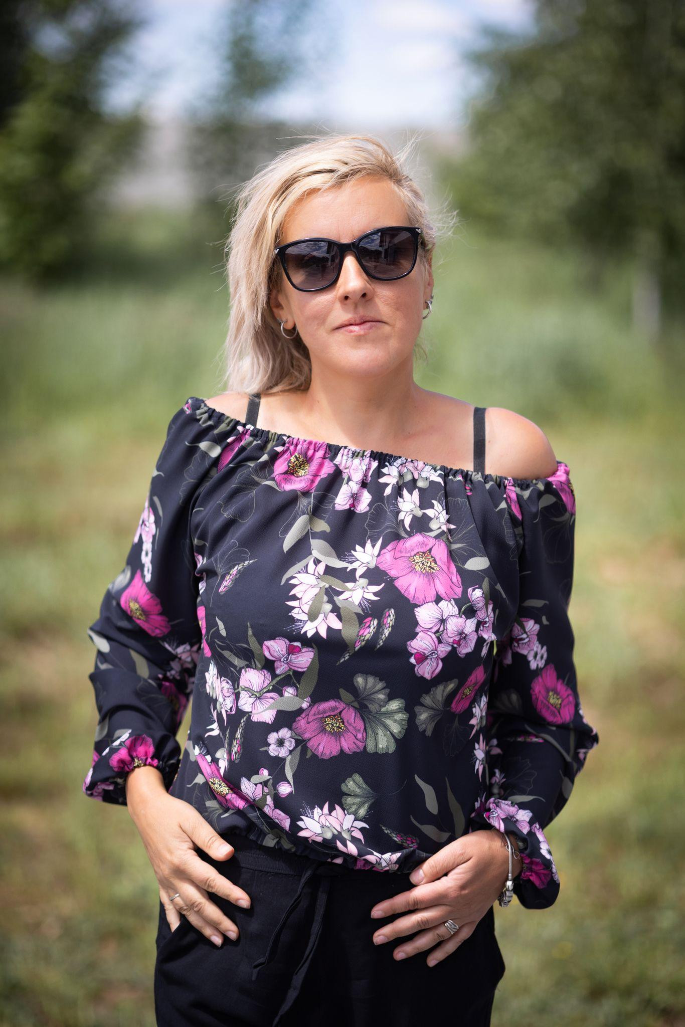 Bardot neckline blouse (SOFIA) - PAINTED PEONIES / navy - sewing set