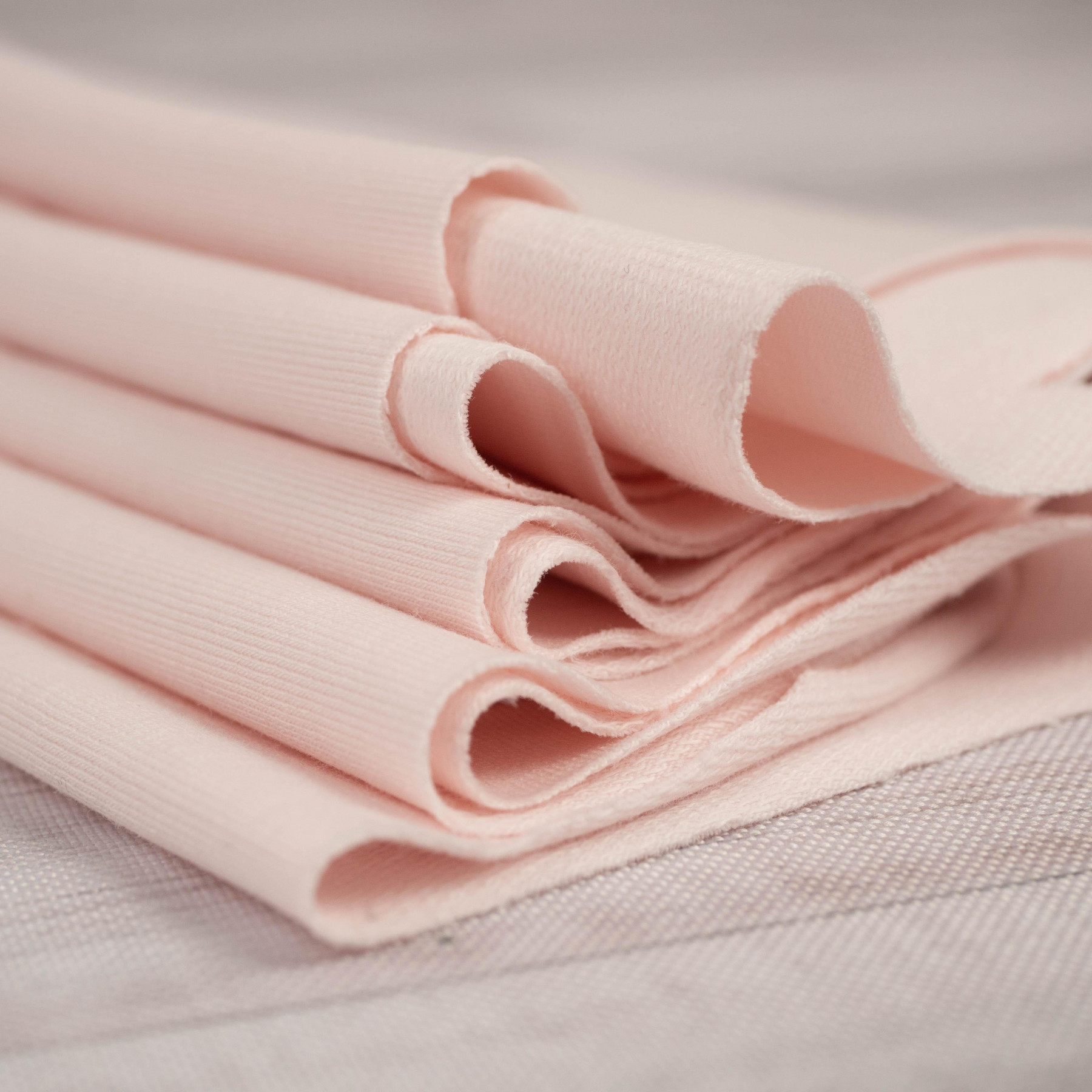 Pale pink - looped knitwear with elastan