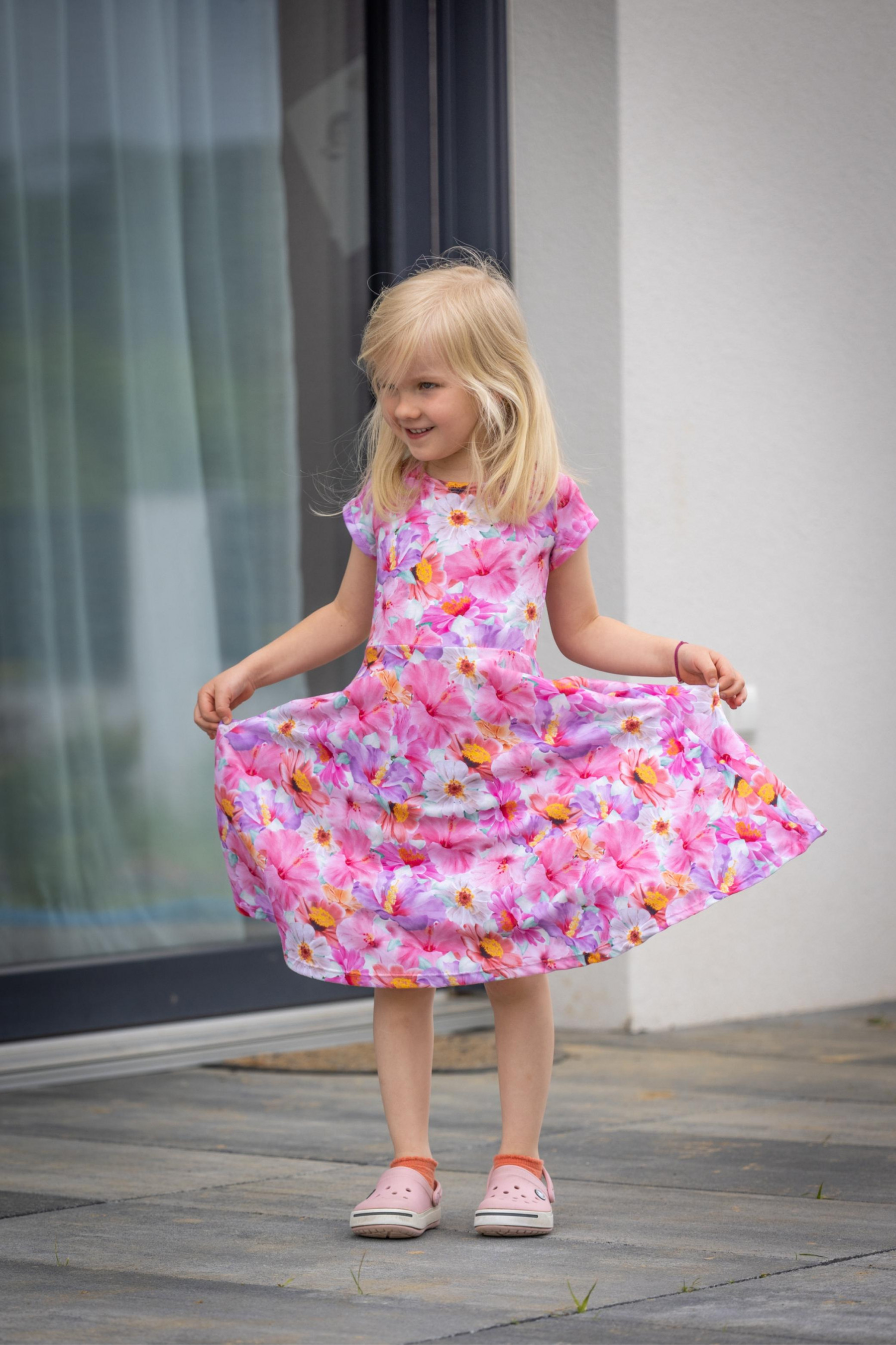 Dziecięca sukienka “Mia” - TĘCZOWE PIÓRKA - zestaw do uszycia