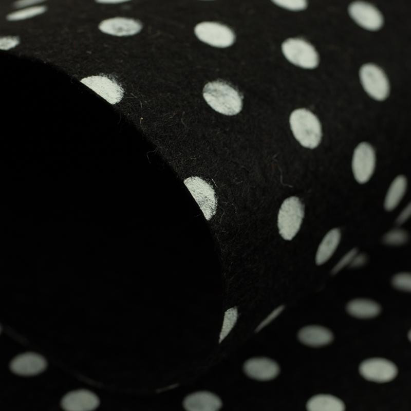 Filc dekoracyjny 41x50 cm w białe kropki - czarny