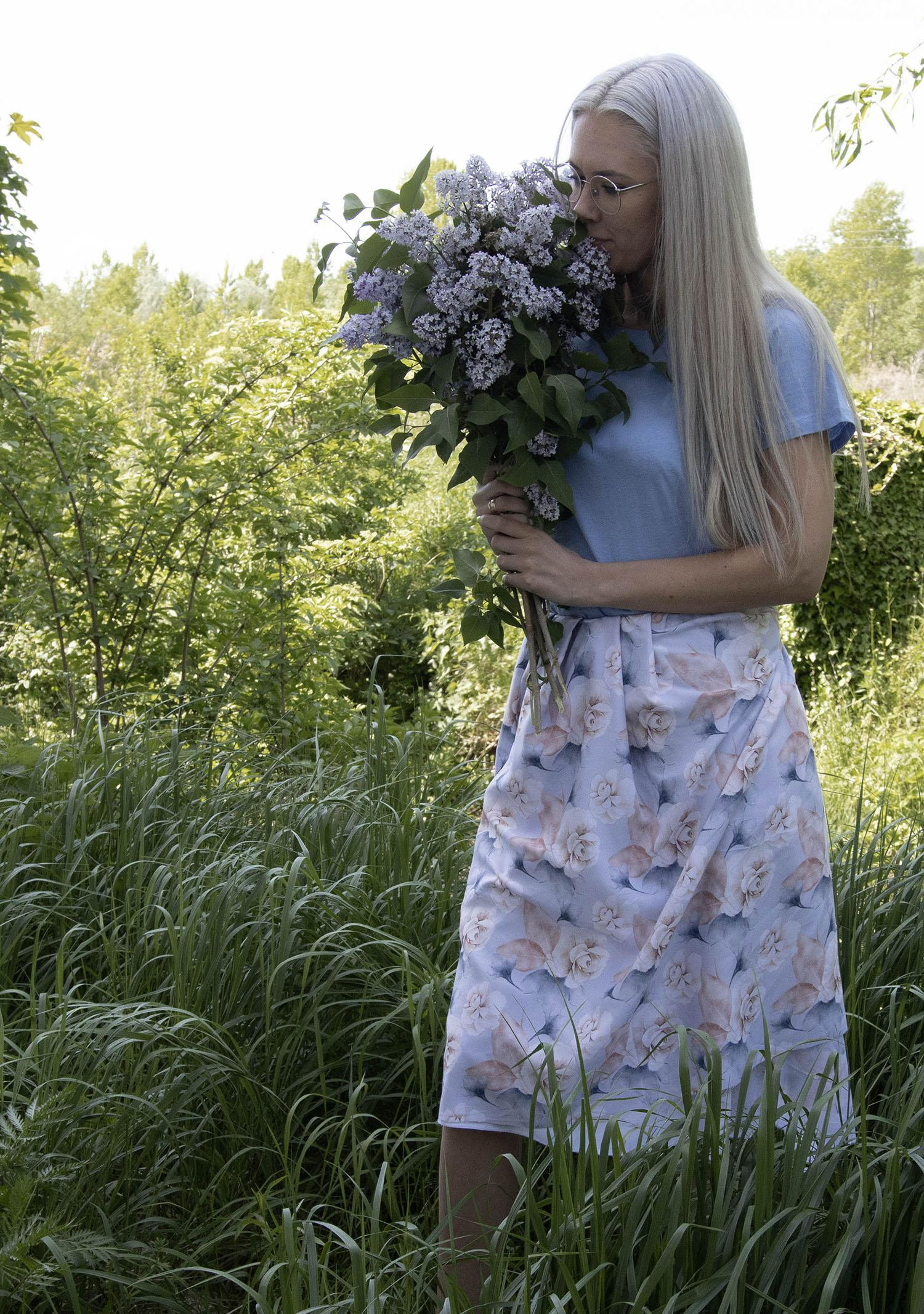 BLUMEN UND BLÄTTER Ms. 7 / grau - Viskose Webware
