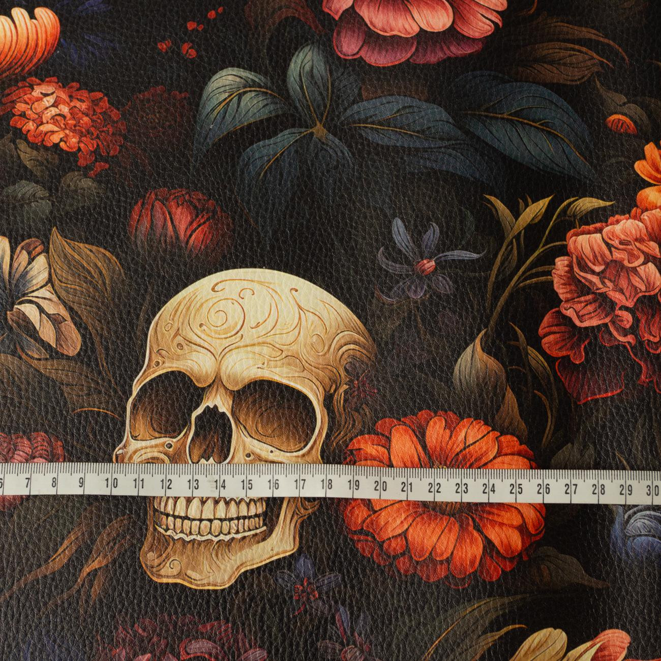 FLOWERS AND SKULL - dickes geprägtes Kunstleder