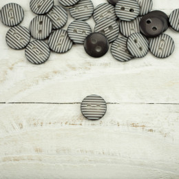 Kunststoffknopf mit Streifen klein - grau