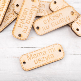 Dřevěný štítek " Mama mi uszyła"