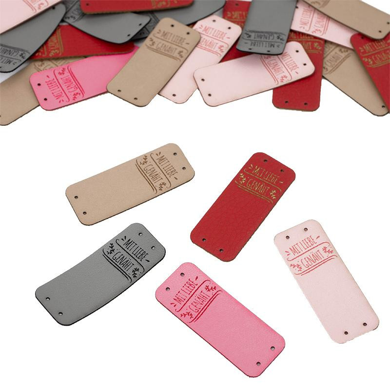 Metka boczna „MIT LIEBE GENÄHT” 2x5 cm - kolory do wyboru 