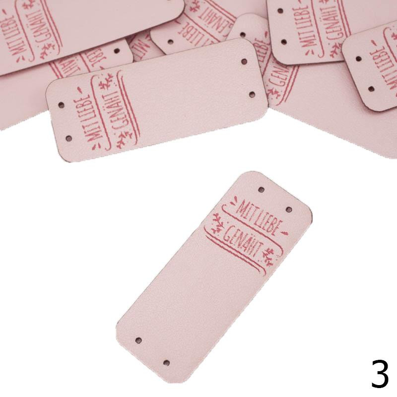 Metka boczna „MIT LIEBE GENÄHT” 2x5 cm - kolory do wyboru 