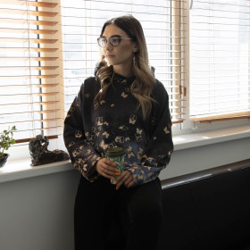 KRÓTKA BLUZA Z KAPTUREM (IDA) - FLORAL WZ. 2 - zestaw do uszycia