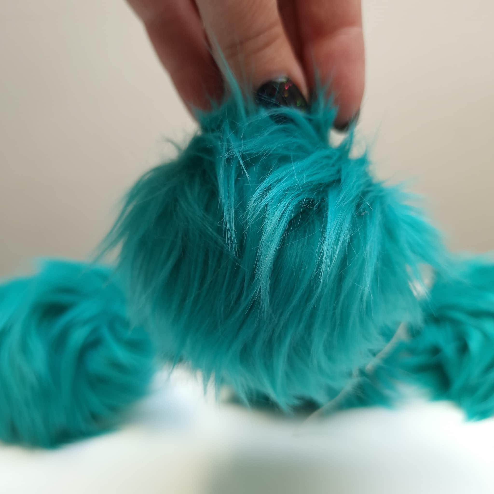 Bambule z eko kožešiny 12cm - TRANSFORMATIVE TEAL