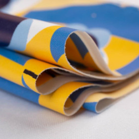 DZIEWCZYNKA W OKULARACH / żółty (YELLOW) - Materiał na peleryny przeciwdeszczowe   