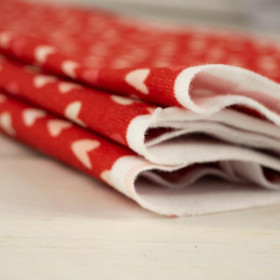 MINI SRDÍČKA / ČERVENÝ (ZAMILOVANÍ PTÁCI) - organický úplet single jersey s elastanem 
