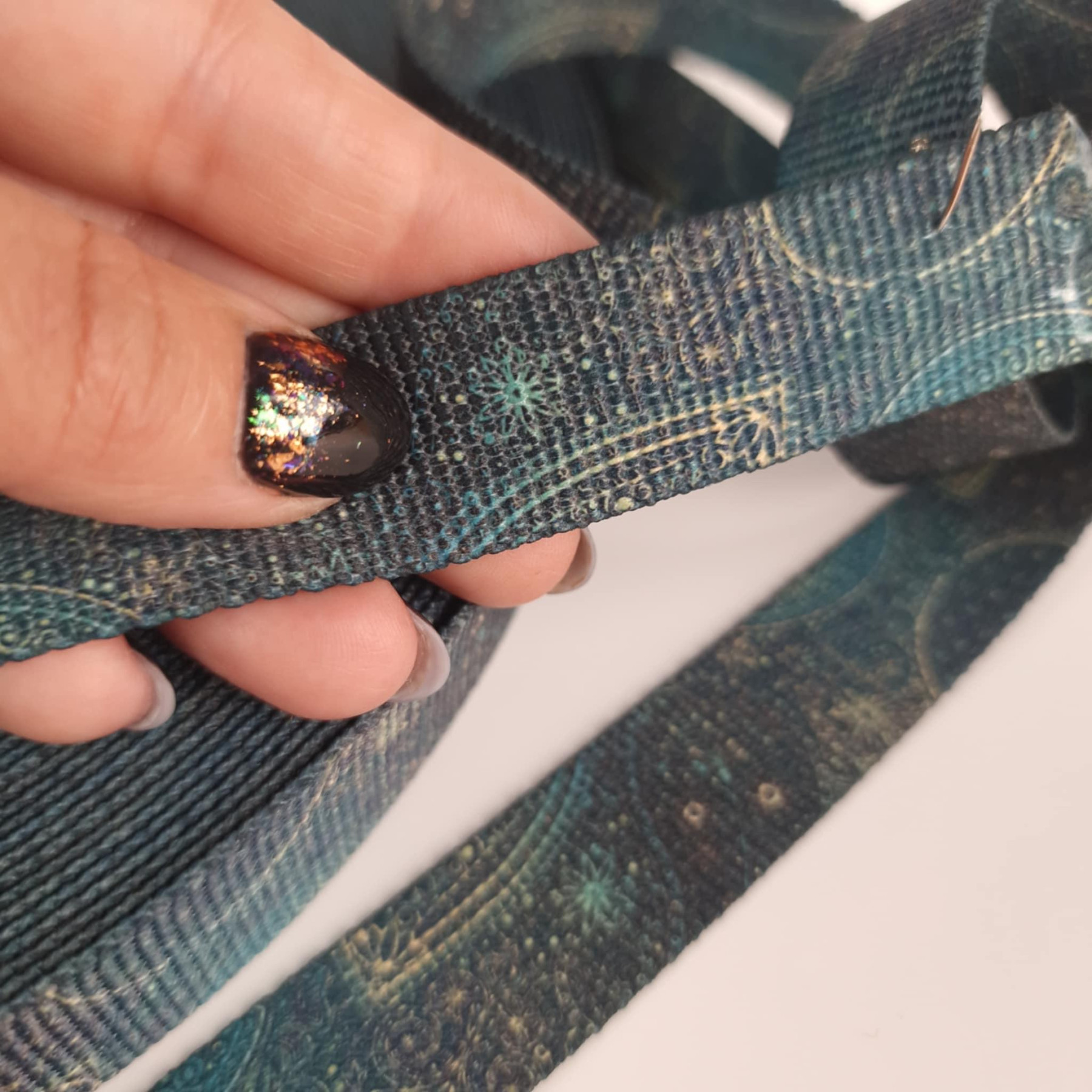 Popruhová stuha s potiskem 25 mm -  MEHNDI 2.0