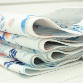 MALOVANÉ PIVONĚ / bílá - teplákovina 