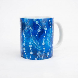 MUG WITH PRINT - WHITE FEATHERS AND BEADS (CLASSIC BLUE)