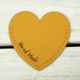 Große dekorative Brusttasche aus Kunstleder Herz "Hand Made" links - honiggelb