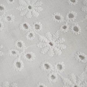 GÄNSEBLÜMCHEN / weiß - Bestickter Baumwollstoff