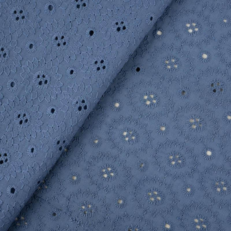BLÜMCHEN / gedämpftes blau - Bestickter Baumwollstoff