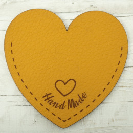 Klein dekorative Brusttasche aus Kunstleder Herz "Hand Made" - honiggelb