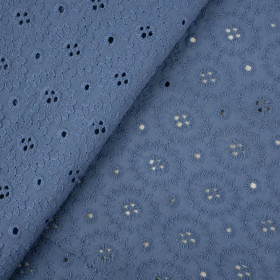 BLÜMCHEN / gedämpftes blau - Bestickter Baumwollstoff